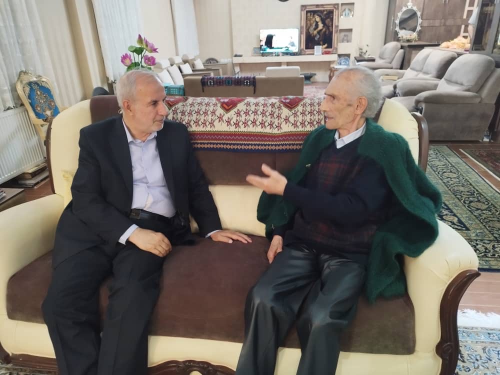 نماینده رشت در مجلس به دیدار معلم بازنشسته خود رفت