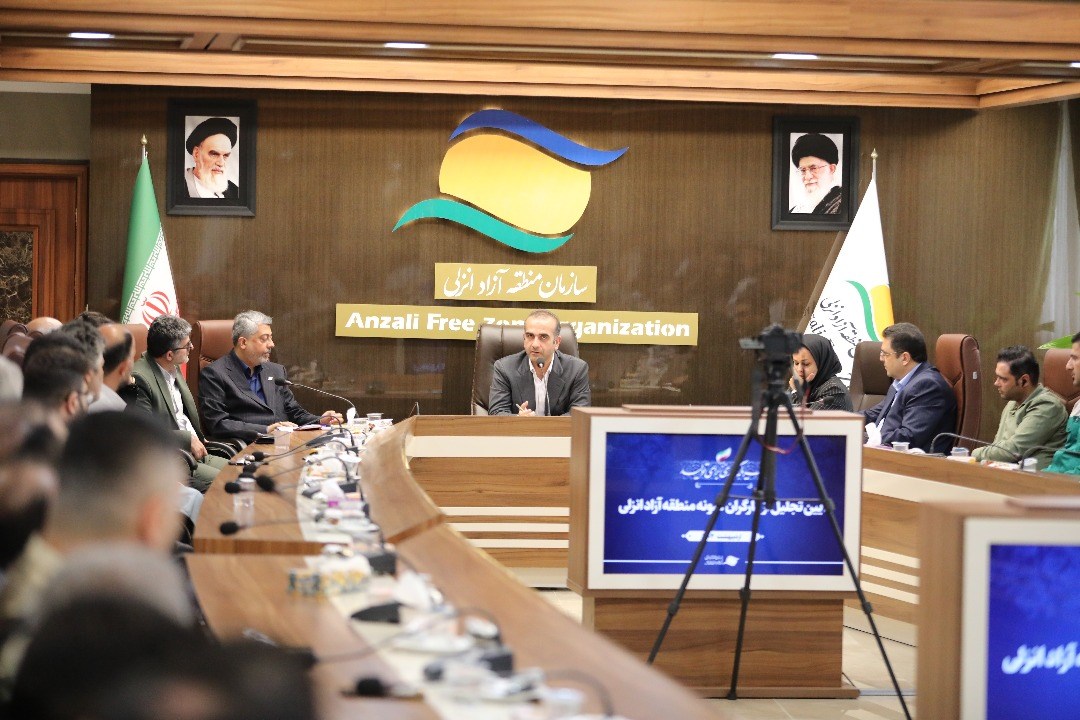 افتخار میكنیم كه در خدمت كارگران و كارمندان زحمتكش هستیم