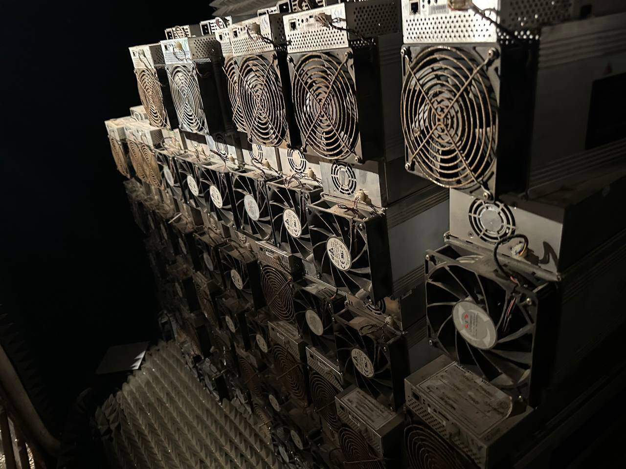 کشف و ضبط ۱۱۵ دستگاه ماینر غیرمجاز در تبریز