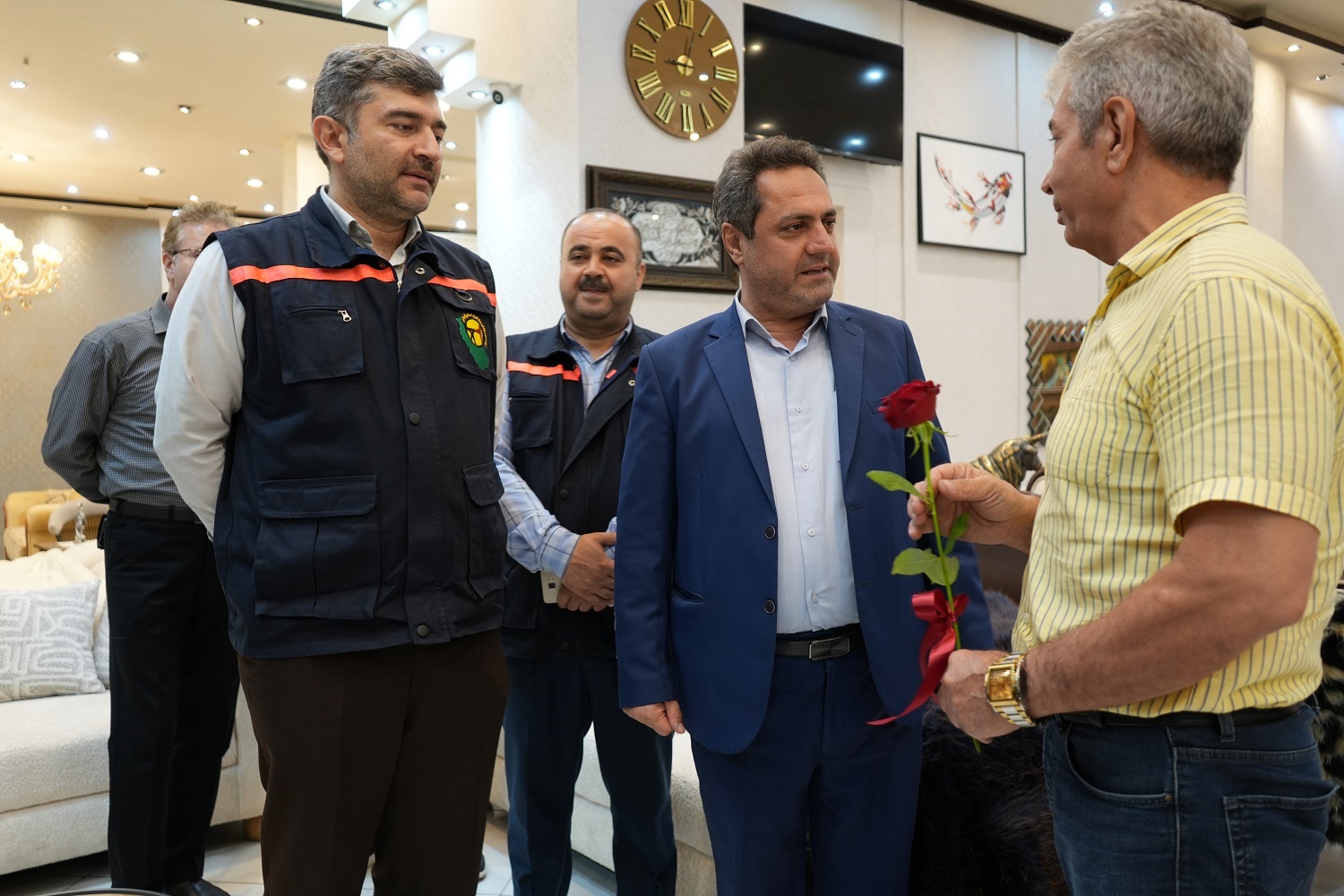 بازدید مدیرعامل شركت توزیع برق گیلان از اصناف و واحد‌های تجاری شهرستان بندرانزلی