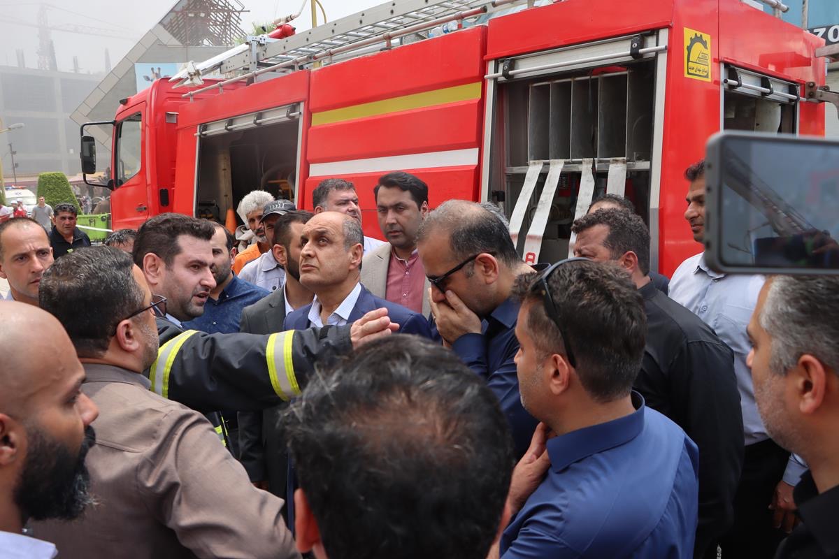 حضور میدانی استاندار گیلان در محل آتش سوزی مجتمع تجاری ونوس منطقه آزادانزلی