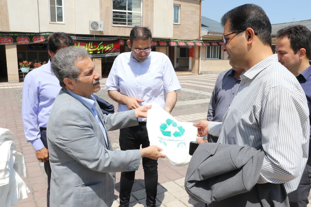 توزیع کیسه های پارچه ای در بین شهروندان توسط شهرداری لاهیجان