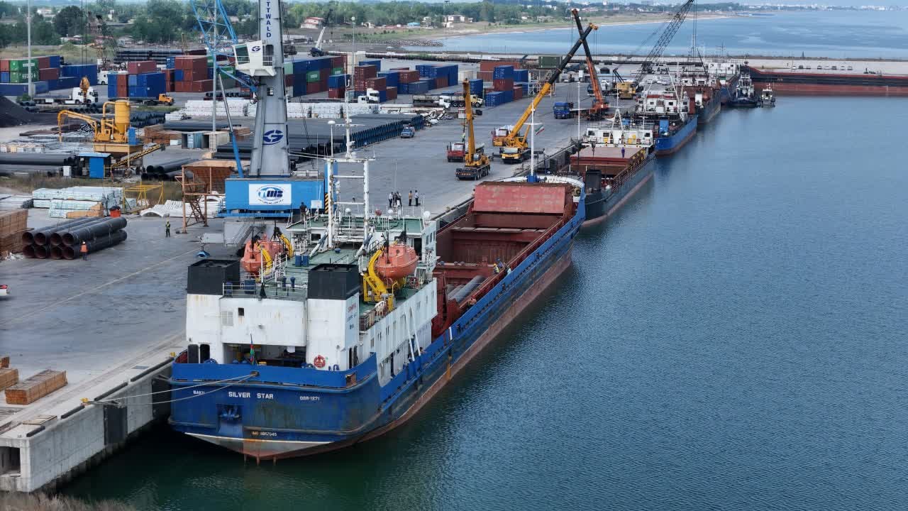 ثبت ركورد تخلیه و بارگیری ۱۴ هزار تنی كالا در یك روز در منطقه آزاد انزلی