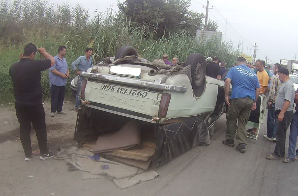 جانباختن يک نفر بر اثر واژگوني يک دستگاه وانت پيکان در محور انزلي به رشت
