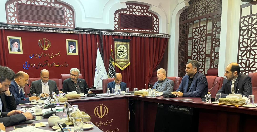 بررسی وضعیت اقتصادی گیلان در نشست مجمع نمایندگان و استاندار استان با وزیر اقتصاد در تهران