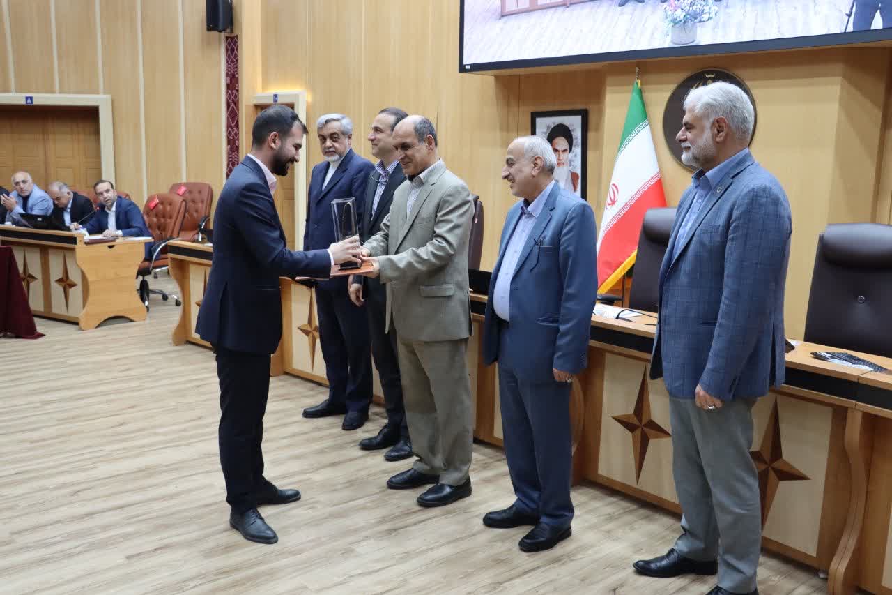 تجلیل از ۲۲ واحد صنعتی و معدنی نمونه استان/ رشد ۵۳۰ درصدی سرمایه‌گذاری صنعتی در استان