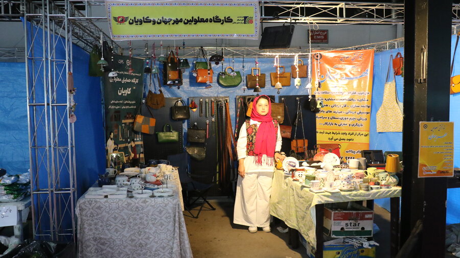 عرضه تولیدات توانخواهان مراکز حرفه آموزی “مهرجهان “و” کاویان” در محل نمایشگاه بین المللی استان