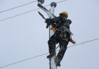 خاموشی ۶۰ هزار مشترک گیلانی؛ اکیپ‌های عملیاتی توزیع برق در حال رفع خاموشی هستند