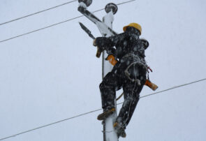 خاموشی ۶۰ هزار مشترک گیلانی؛ اکیپ‌های عملیاتی توزیع برق در حال رفع خاموشی هستند