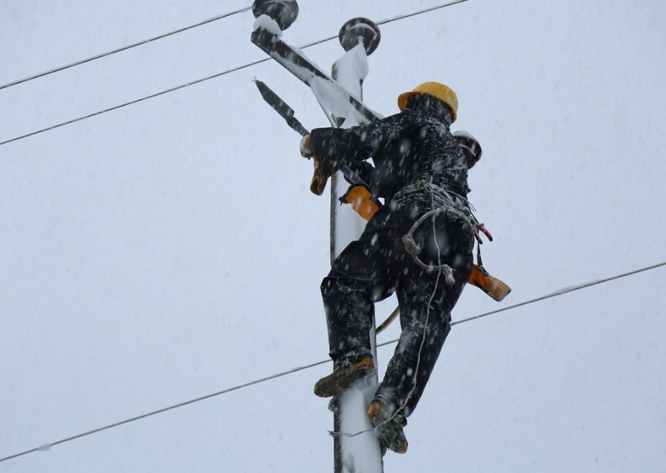 خاموشی ۶۰ هزار مشترک گیلانی؛ اکیپ‌های عملیاتی توزیع برق در حال رفع خاموشی هستند